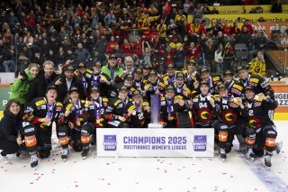 Les joueuses bernoises célèbrent leur titre sur la glace de la PostFinance Arena.